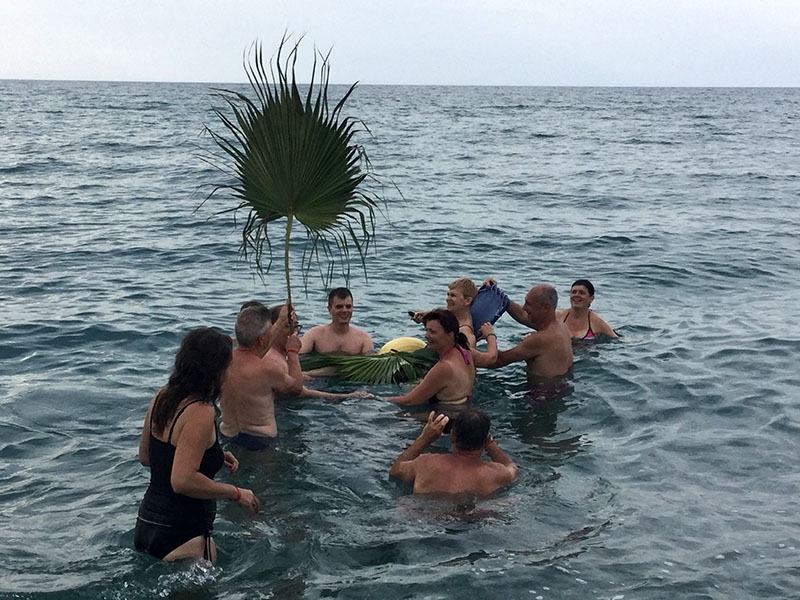 Pierwsza kąpiel w morzu odbyła się uroczyście z palmowymi liśćmi