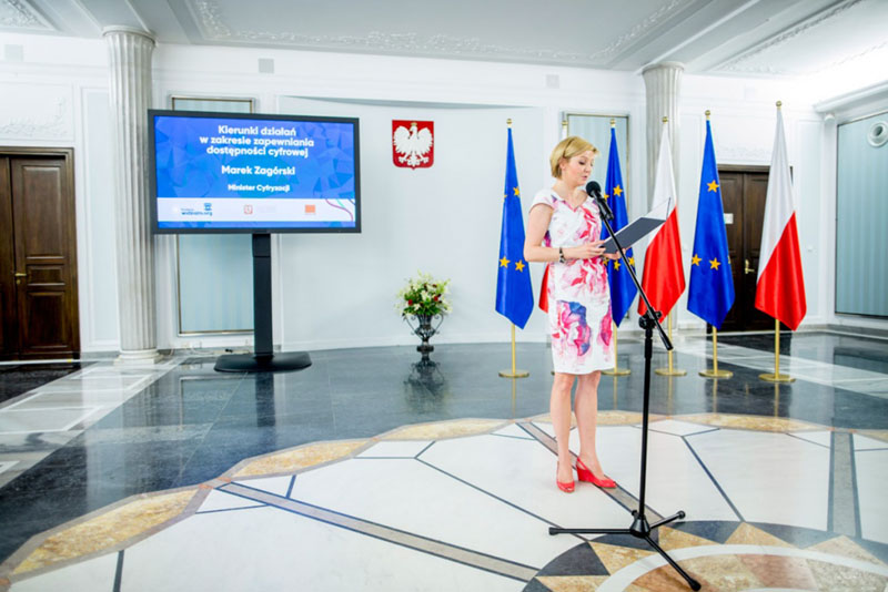 Justyna Jasiewicz w zastępstwie Ministra Cyfryzacji Marka Zagórskiego prezentuje wykład