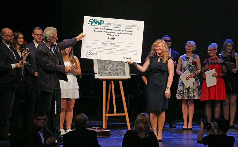 Sławomir Wierzcholski, jako przedstawiciel Stowarzyszenia SAWP wręcza symboliczny czek Monice Młot, laureatce Grand Prix