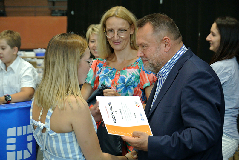 Podziękowania dla opiekunów, Elżbieta Kois-Żurek (w środku) i Andrzej Kulig (z prawej)