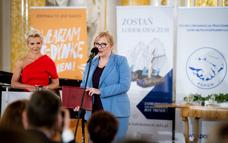 Wicemarszałek Sejmu Małgorzata Gosiewska odczytuje list premiera M. Morawieckiego