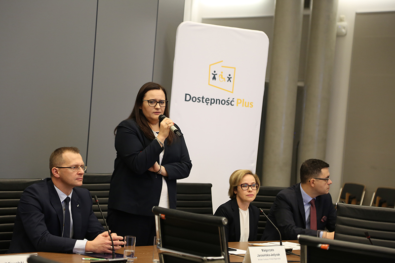 Minister Małgorzata Jarosińska-Jedynak podczas konferencji Urzędu Zamówień Publicznych dotyczącej dostępności