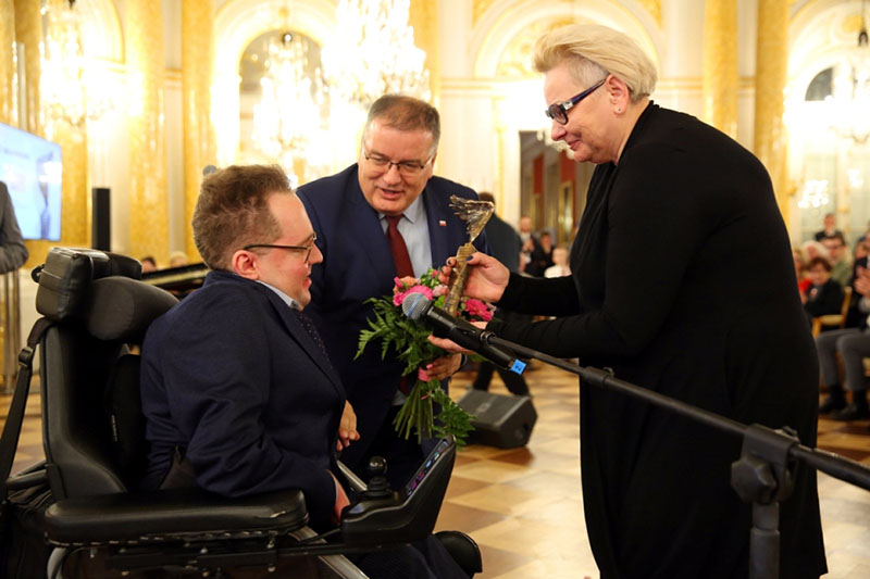 Minister Andrzej Dera i Ewa Pawłowska, prezes Integracji wręczają statuetkę Wojciechowi Kowalczykowi