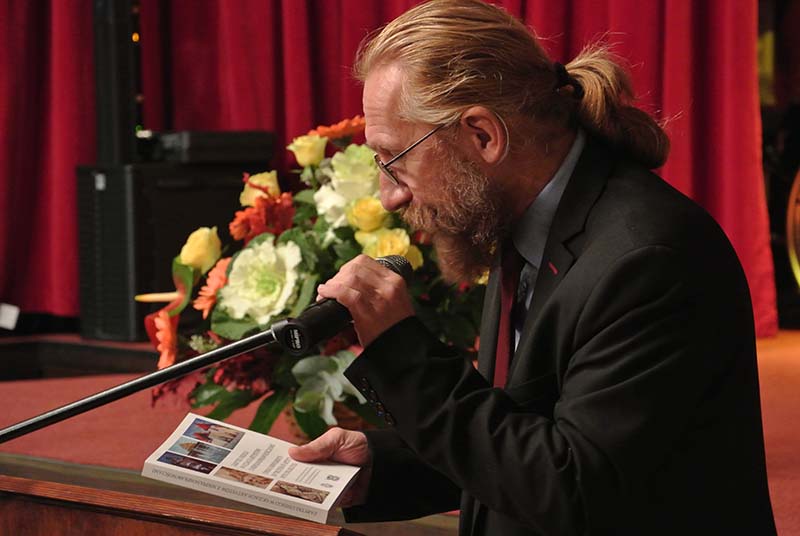 Dyrektor Jan Godłowski z okolicznościowym wydawnictwem