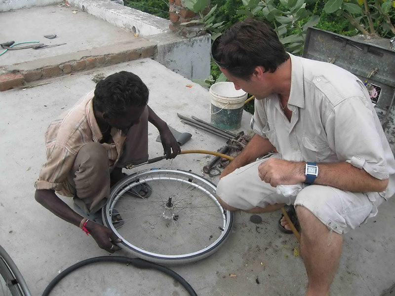 Naprawa wózka w Indiach