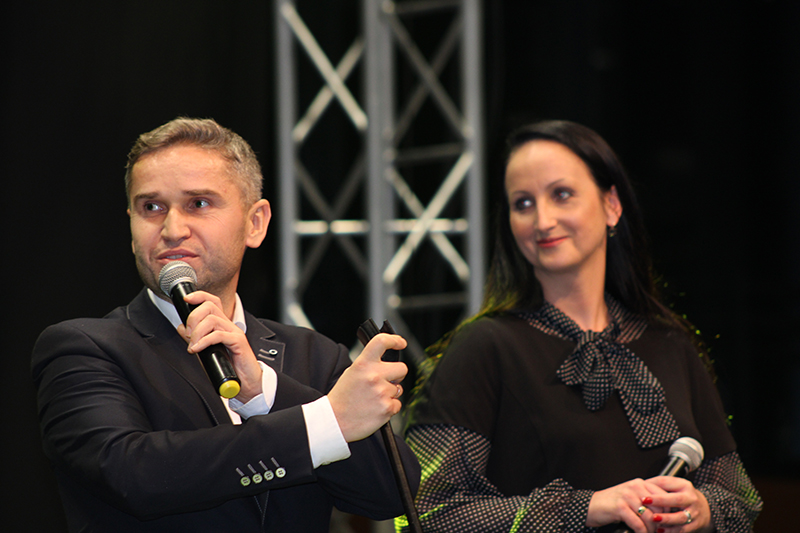 Tomasz Włodarski (z lewej) podczas wręczenia świadectw dostępności w 2019 r.