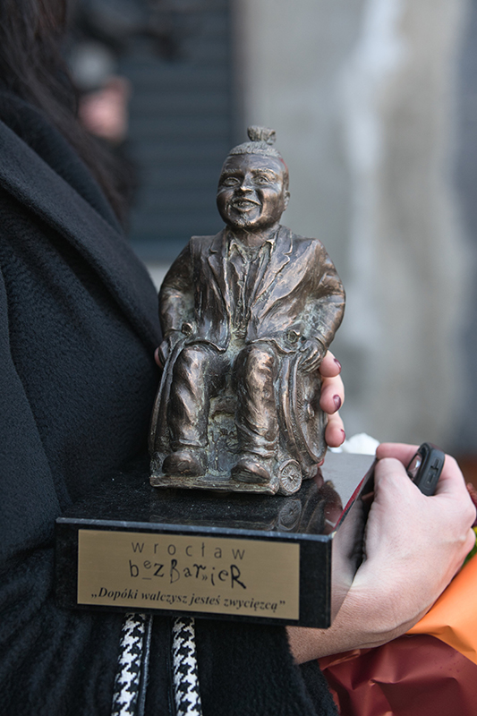 Wraz z certyfikatem wręczano statuetkę B. Skrzyńskiego