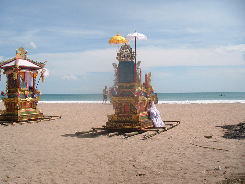 Ceremonia kremacji na plaży na Bali, Indonezja