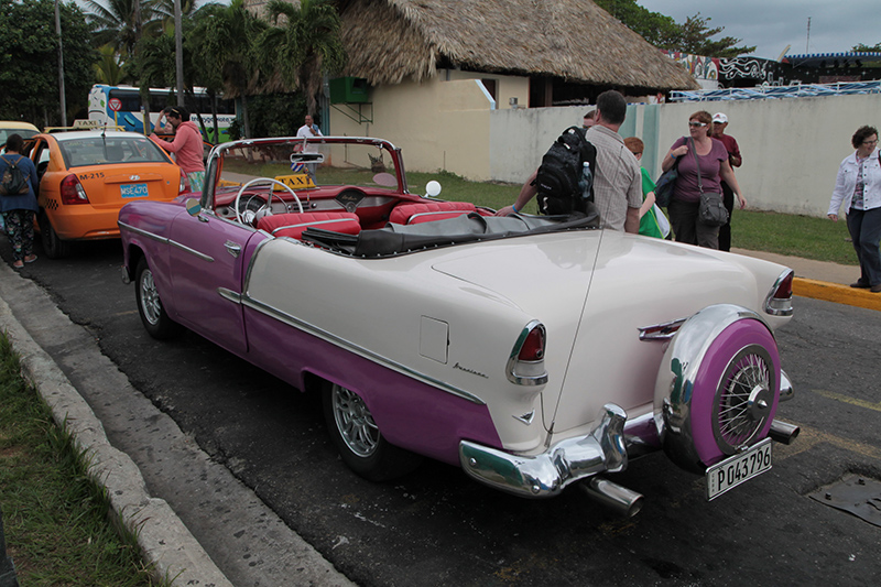 Kolorowe, stare samochody na Kubie