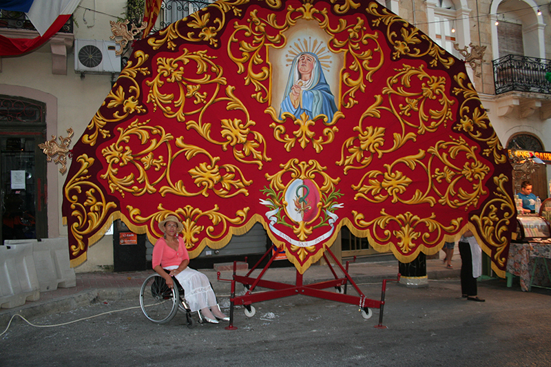 Autorka na tle dekoracji w czasie fiesty, Malta