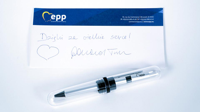 Długopis marki LAMY z logo Europejskiej Partii Ludowej od Donalda Tuska