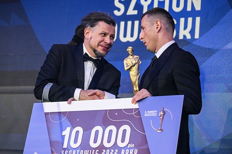 Szymon Sowiński odbiera nagrodę z rąk prezesa PKPar, Łukasza Szeligi