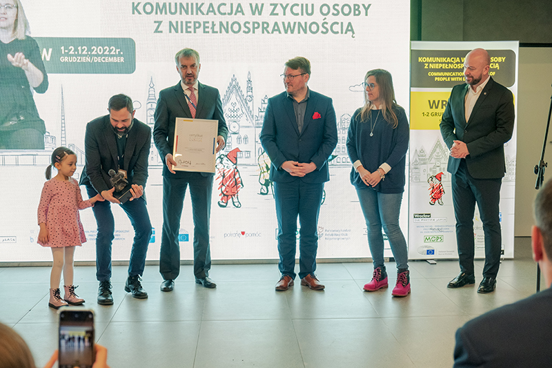 Przedstawiciele Centrum Historii Zajezdnia otrzymują certyfikat Wrocław Bez Barier