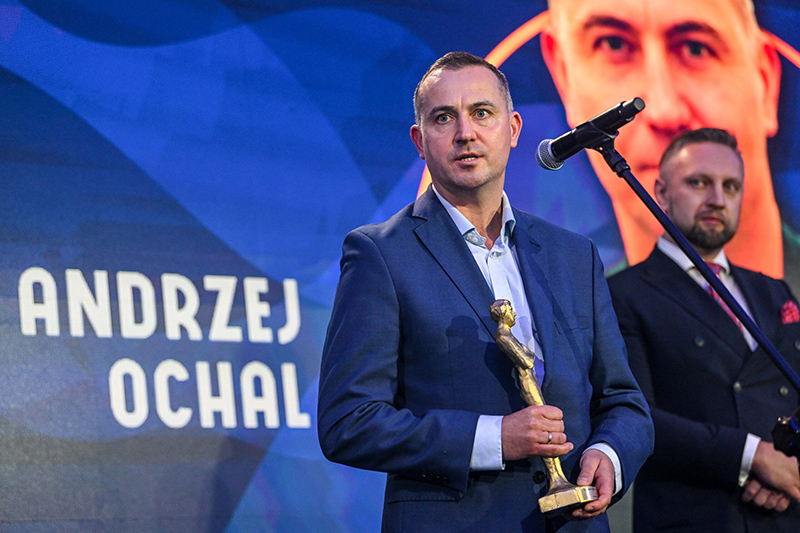 Andrzej Ochal ze statuetką Guttmanna dla Trenera Roku 2022