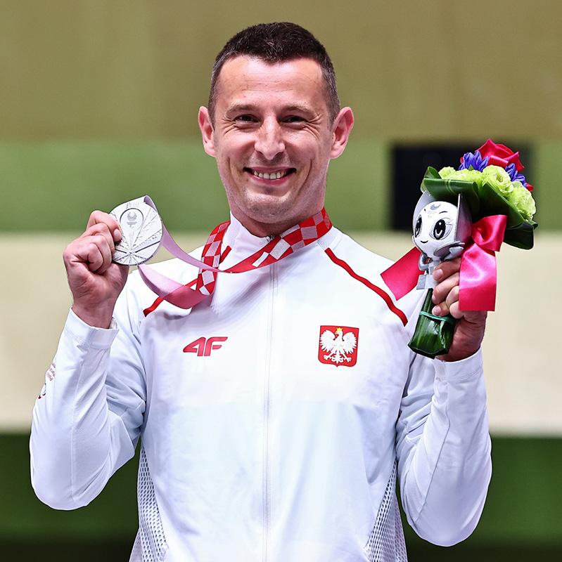 Szymon Sowiński z medalem paraolimpijskim w Tokio fot. Robert Szaj - PFP