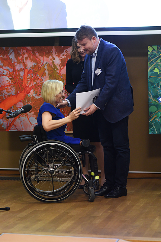 Ireneusz Białek, kierownik Działu ds. Osób Niepełnosprawnych UJ gratuluje Annie Rutz otrzymania nagrody im. Willy'ego Aastrupa
