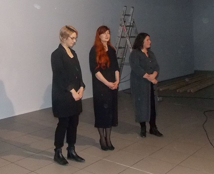 Na wernisażu od lewej: Oliwia Michniewska, kuratorka Olga Kasztelewicz i Marta Jagoda-Błaszczak