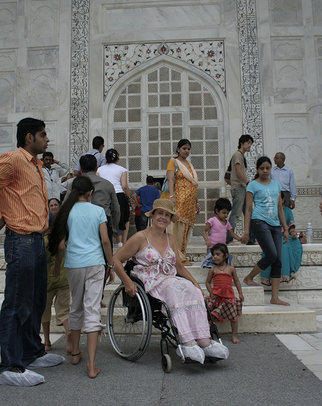 Buty koniecznie osłonięte, przy Taj Mahal w Indiach
