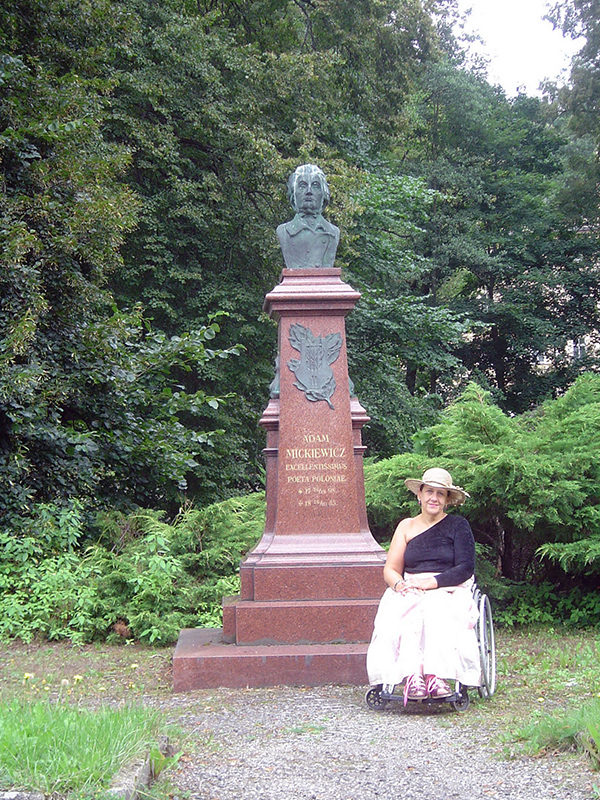Autorka przy pomniku A. Mickiewicza w Karlowych Warach