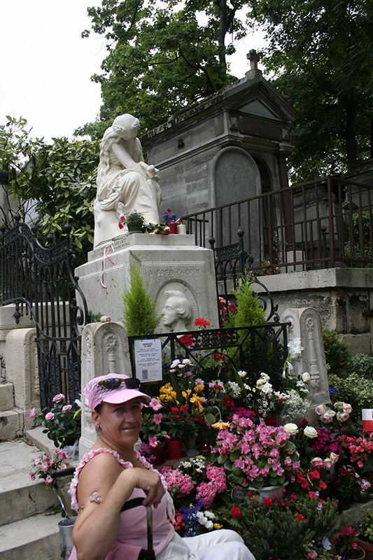 Autorka przy grobie F. Chopina