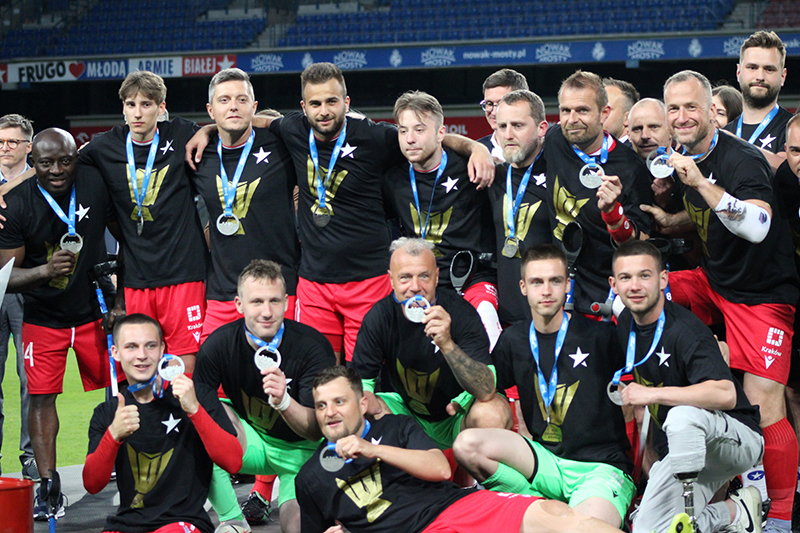Wiślacy po finale Ligi Mistrzów 2022. W środku M. Zadębski, obok z lewej I. Woźniak