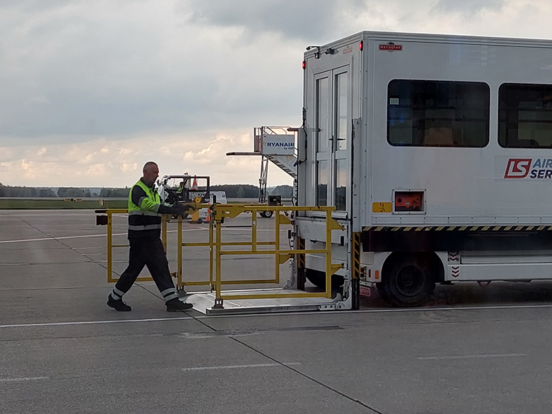 Lotniskowy pojazd z podnośnikiem do przewozu pasażerów z niepełnosprawnością