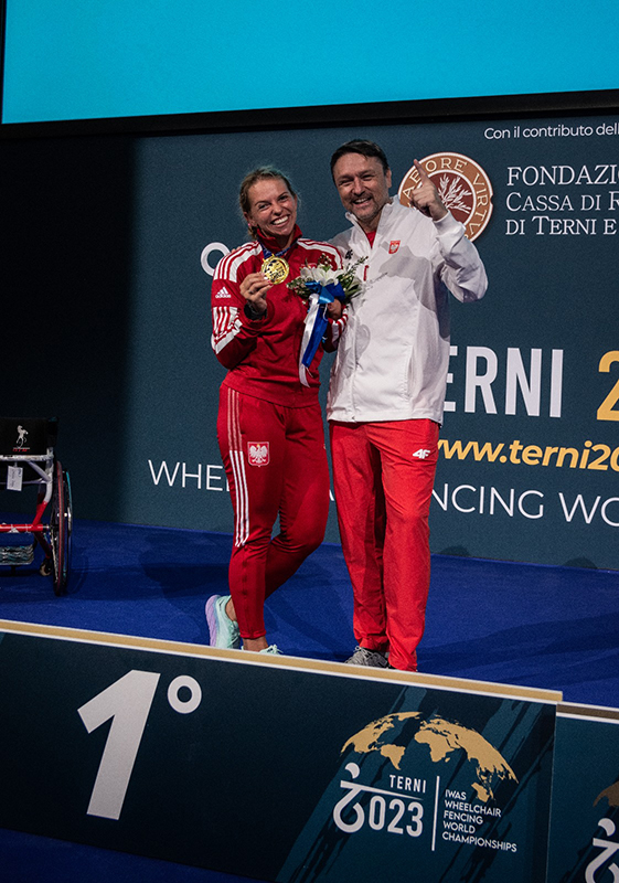 Kinga Dróżdż ze złotym medal MŚ w szabli oraz trener Marek Gniewkowski, foto Michał Dul