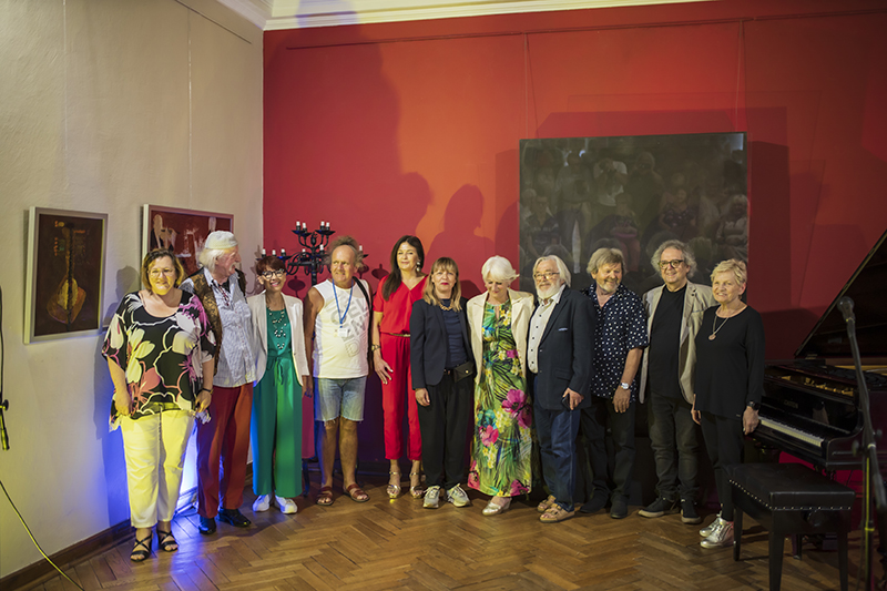 Członkowie jury i organizatorzy wydarzenia na otwarciu wystawy plastycznej w Muzeum