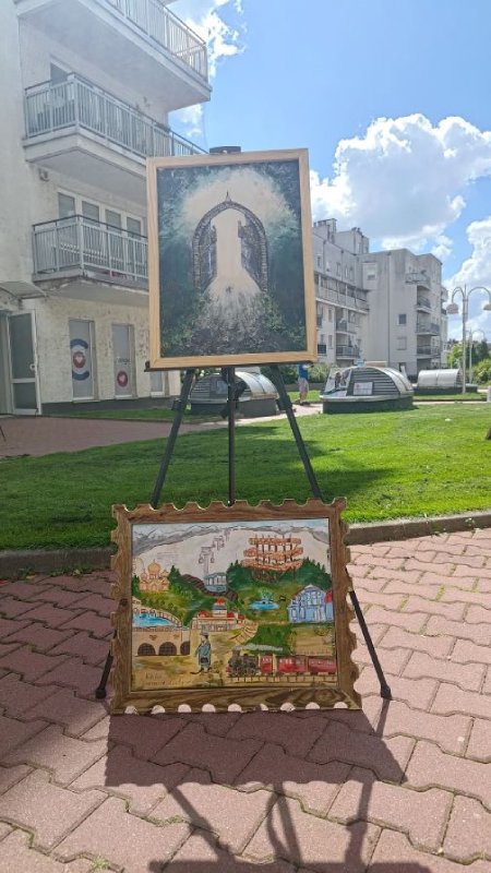 Sztuka na osiedlu. Na Ursynowie odbyła się plenerowa wystawa „Świat Nikiforów – Podróż”
